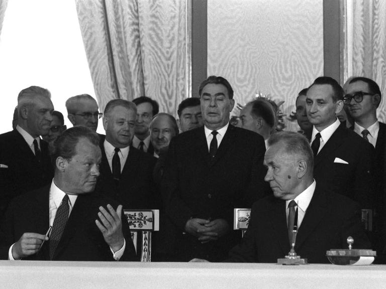Bundeskanzler Willy Brandt und der sowjetische Ministerpräsident Alexei Nikolajewitsch Kossygin unterzeichnen den Moskauer Vertrag über Gewaltverzicht und Zusammenarbeit zwischen der Bundesrepublik Deutschland und der Sowjetunion