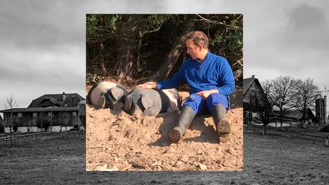 Bild in Bild: Vorn Agrarwissenschaftler Rupert Stäbler mit Schweinen im Sand. Hintergrund: Bauernhofszenerie in schwarz-weiß.
