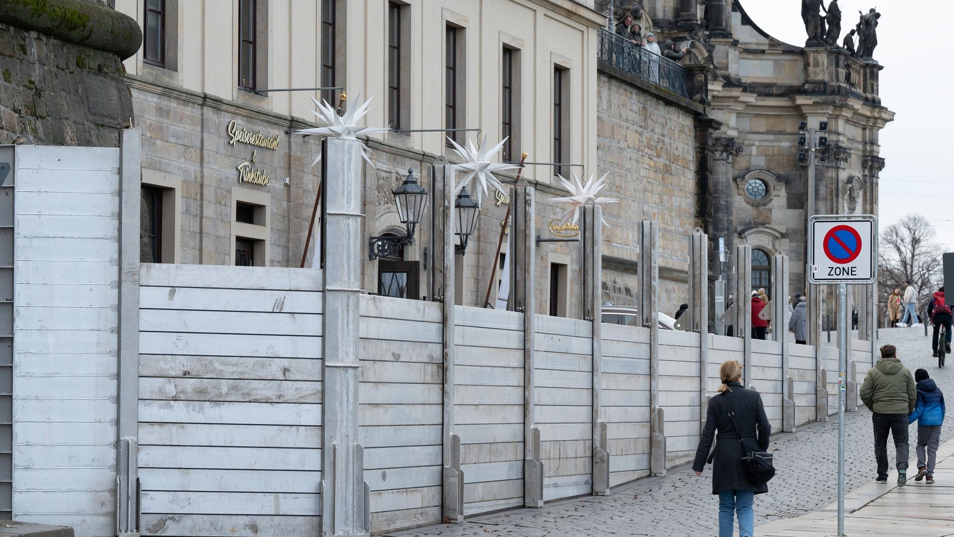 Sachsen, Dresden: Passanten gehen am Terrassenufer neben einem Hochwasserschutz entlang. Sachsen, Dresden: Passanten gehen am Terrassenufer neben einem Hochwasserschutz entlang.