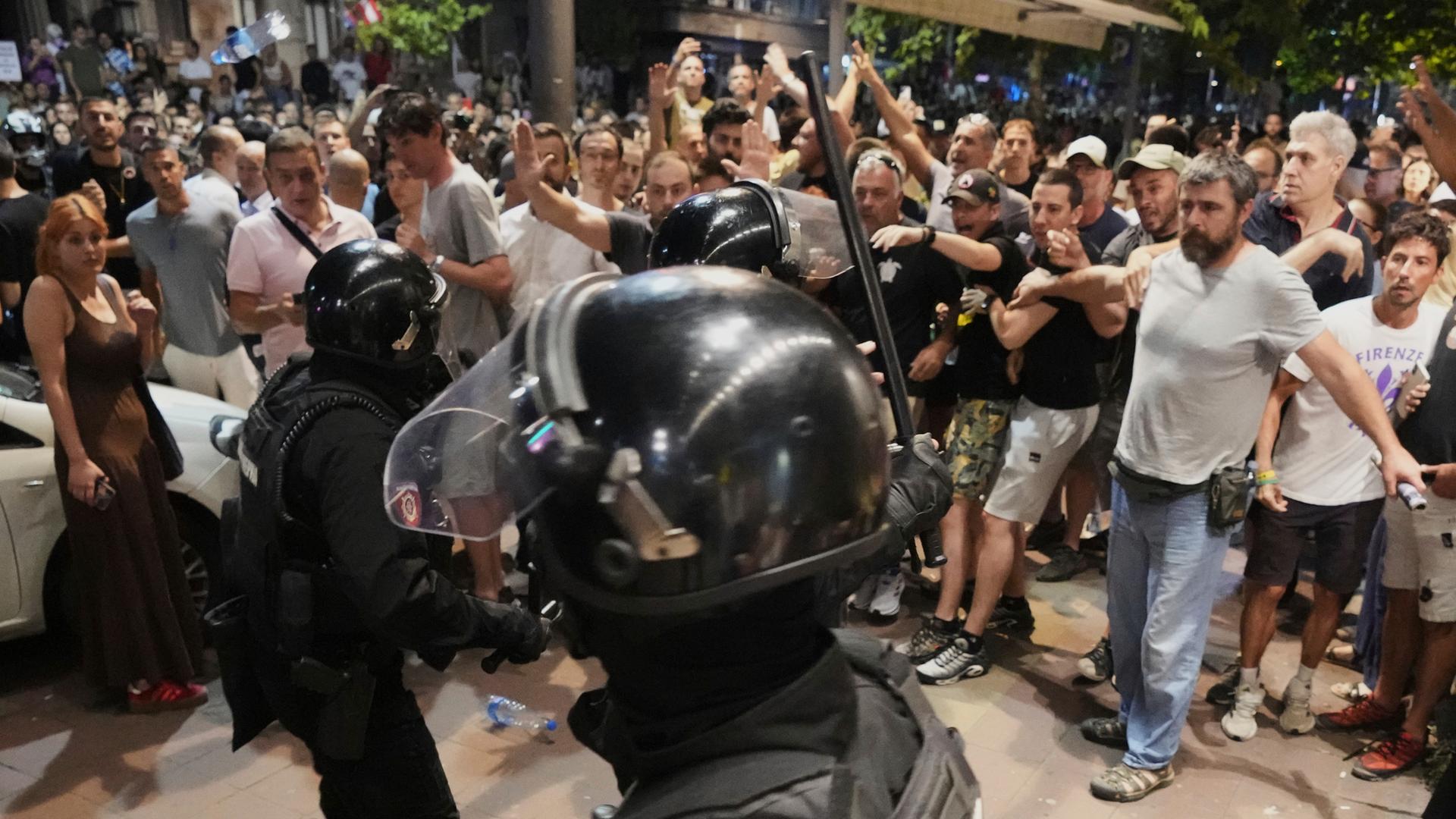 Serbische Gendarmeriebeamte trennen Demonstranten von gegnerischen Lagern während einer Anti-Regierungs-Demonstration in Belgrad.
