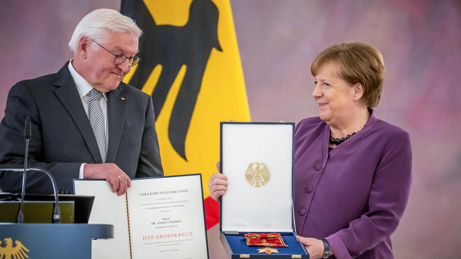 Angela Merkel (CDU), ehemalige Bundeskanzlerin, bekommt von Bundespräsident Frank-Walter Steinmeier das Großkreuz des Verdienstordens der Bundesrepublik Deutschland in besonderer Ausführung im Schloss Bellevue verliehen.