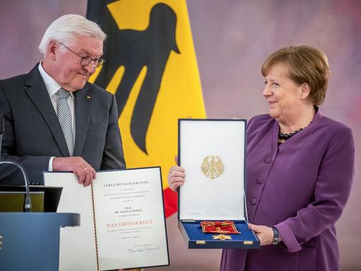 Angela Merkel (CDU), ehemalige Bundeskanzlerin, bekommt von Bundespräsident Frank-Walter Steinmeier das Großkreuz des Verdienstordens der Bundesrepublik Deutschland in besonderer Ausführung im Schloss Bellevue verliehen.