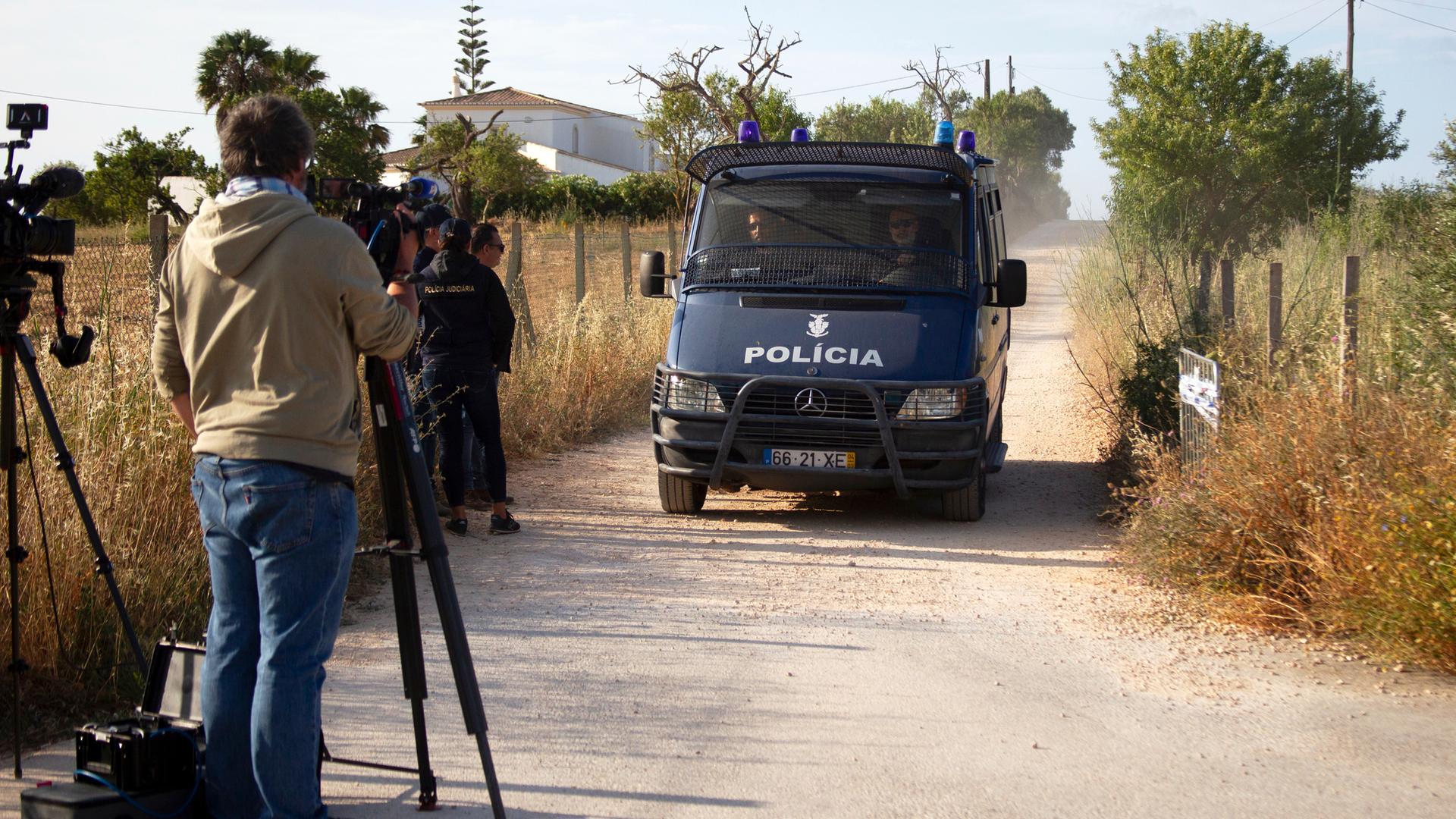Ein portugiesischer Polizeiwagen fährt in Lagos einen unbefestigten Weg entlang, wo die deutsche Polizei im Zusammenhang mit der vor 18 Jahren verschwundenen Madeleine McCann weitere Suchaktionen begonnen hat. Ein portugiesischer Polizeiwagen fährt in Lagos einen unbefestigten Weg entlang, wo die deutsche Polizei im Zusammenhang mit der vor 18 Jahren verschwundenen Madeleine McCann weitere Suchaktionen begonnen hat.