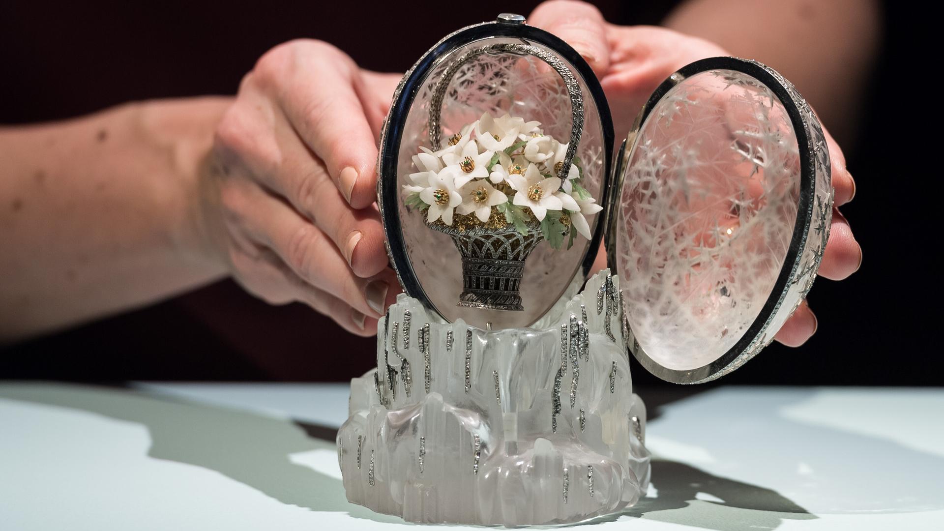 Das Winter-Ei des Juweliers Carl Fabergé wird im Auktionshaus Christie's in London präsentiert. Das Winter-Ei des Juweliers Carl Fabergé wird im Auktionshaus Christie's in London präsentiert.
