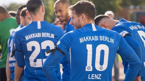 Spieler von Makkabi Berlin vor dem Spiel gegen Berolina Stralau im Berliner Landespokal 

