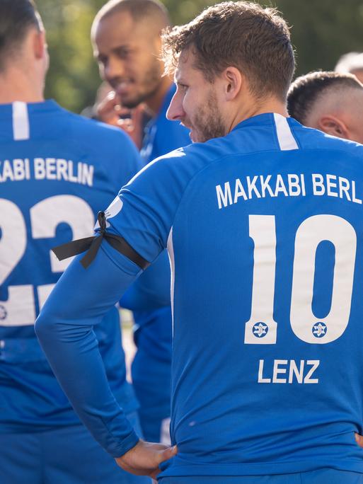 Spieler von Makkabi Berlin vor dem Spiel gegen Berolina Stralau im Berliner Landespokal 

