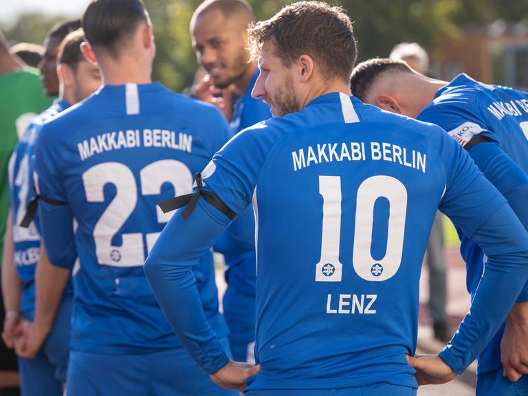 Spieler von Makkabi Berlin vor dem Spiel gegen Berolina Stralau im Berliner Landespokal 

