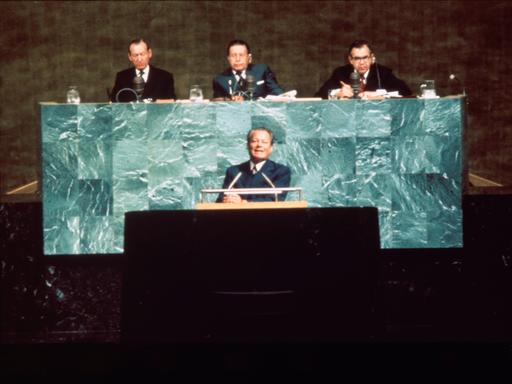 Der Bundeskanzler der BRD Willy Brandt spricht vor der UNO 1973 zur Aufnahme der Bundesrepublik Deutschland und der DDR in die UNO am 18. September 1973.