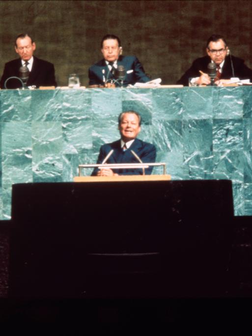 Der Bundeskanzler der BRD Willy Brandt spricht vor der UNO 1973 zur Aufnahme der Bundesrepublik Deutschland und der DDR in die UNO am 18. September 1973.