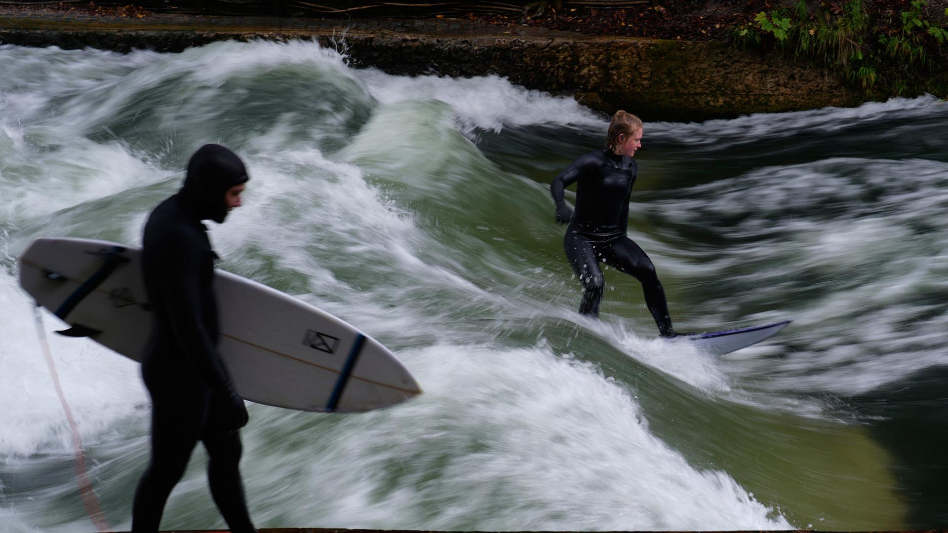 Eine Surferin auf der Eisbachwelle Eine Surferin auf der Eisbachwelle