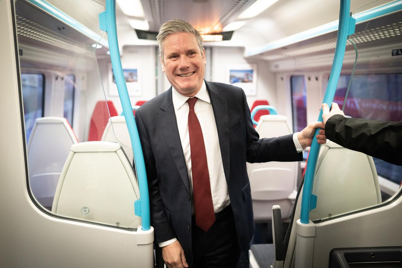 Keir Starmer, Vorsitzender der Labour-Partei in Großbritannien, in einem Zug