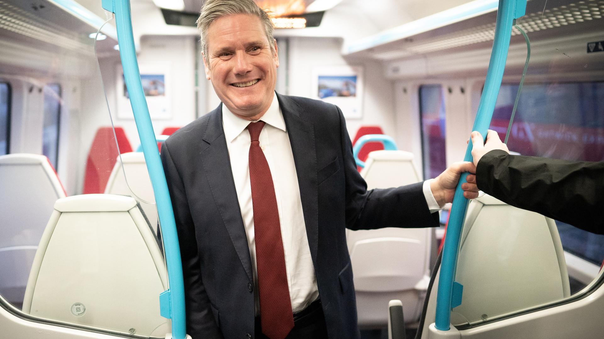 Keir Starmer, Vorsitzender der Labour-Partei in Großbritannien, in einem Zug