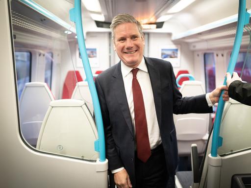 Keir Starmer, Vorsitzender der Labour-Partei in Großbritannien, in einem Zug