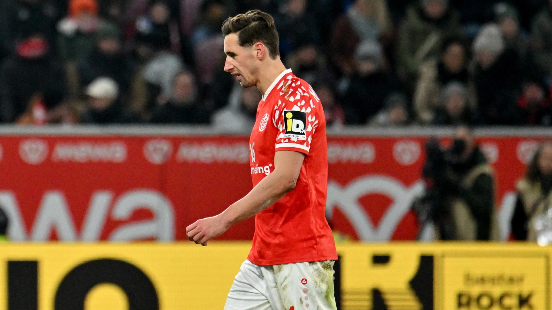 Dominik Kohr vom 1. FSV Mainz 05 geht nach seiner Roten Karte vom Feld.