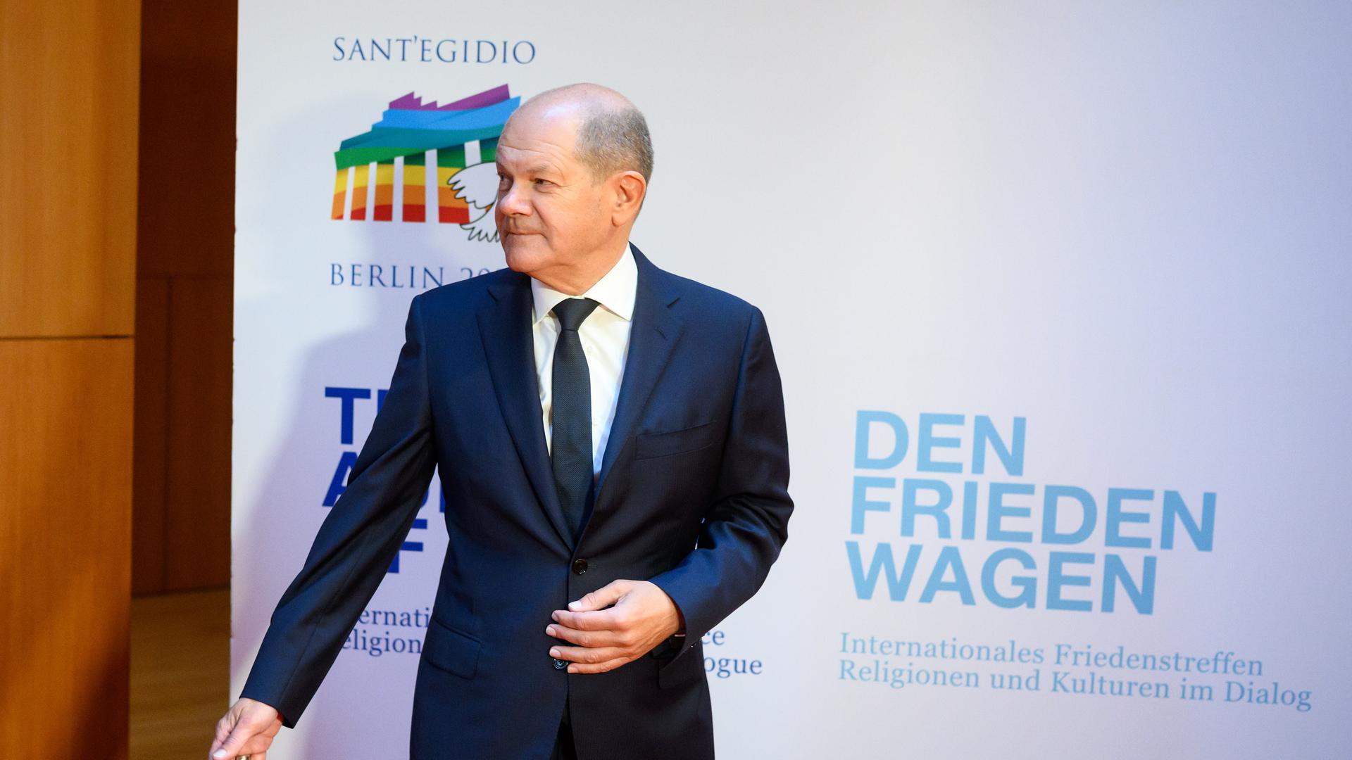 Bundeskanzler Olaf Scholz (SPD) kommt zum Internationalen Treffen der christlichen Gemeinschaft SanEgidio. Das dreitägige Treffen in Berlin steht unter dem Motto "Den Frieden wagen".