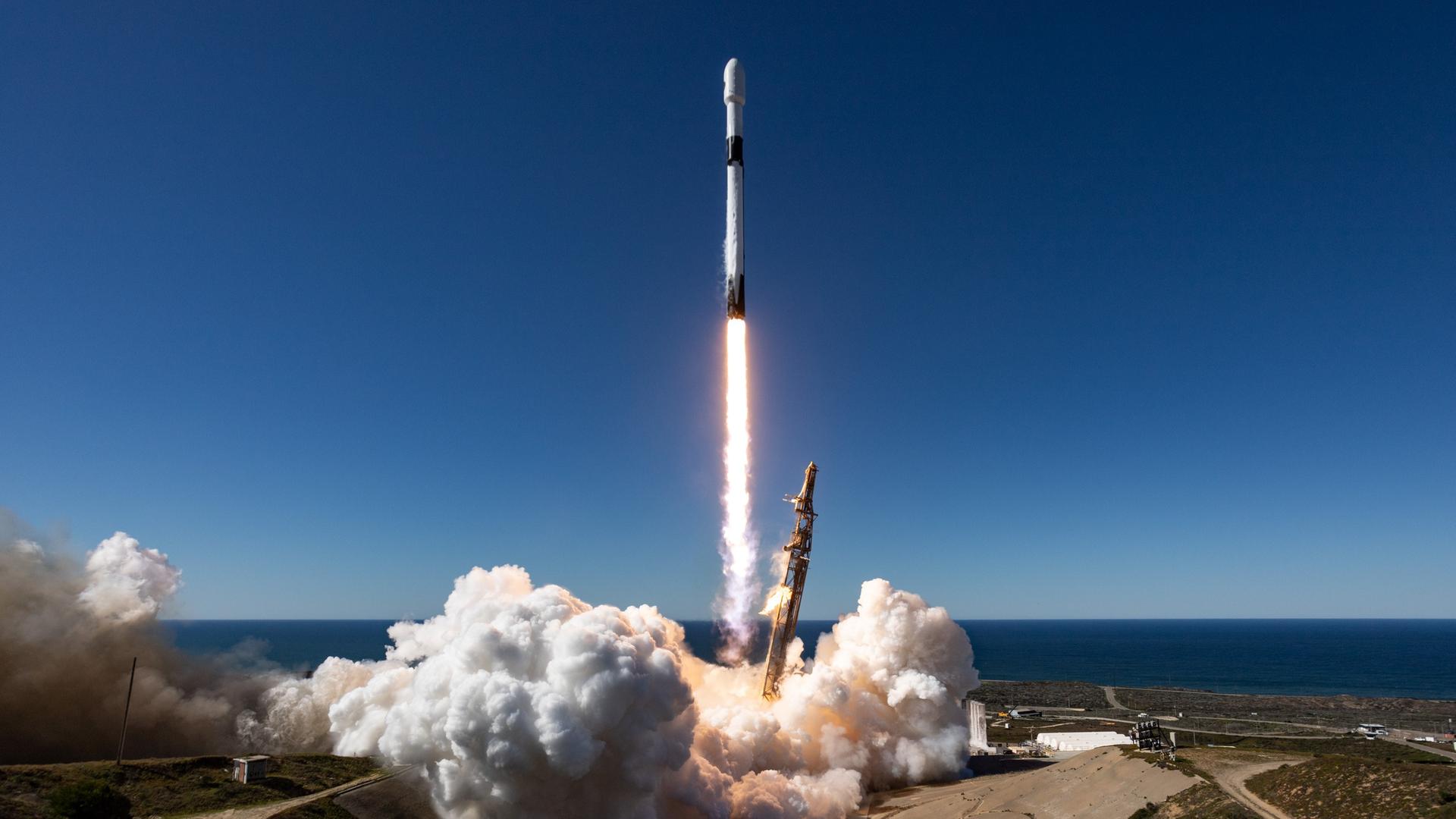 Die meisten Raketen (hier eine Falcon 9 beim Start) nutzen flüssigen Treibstoff, etwa Kerosin und Sauerstoff. 