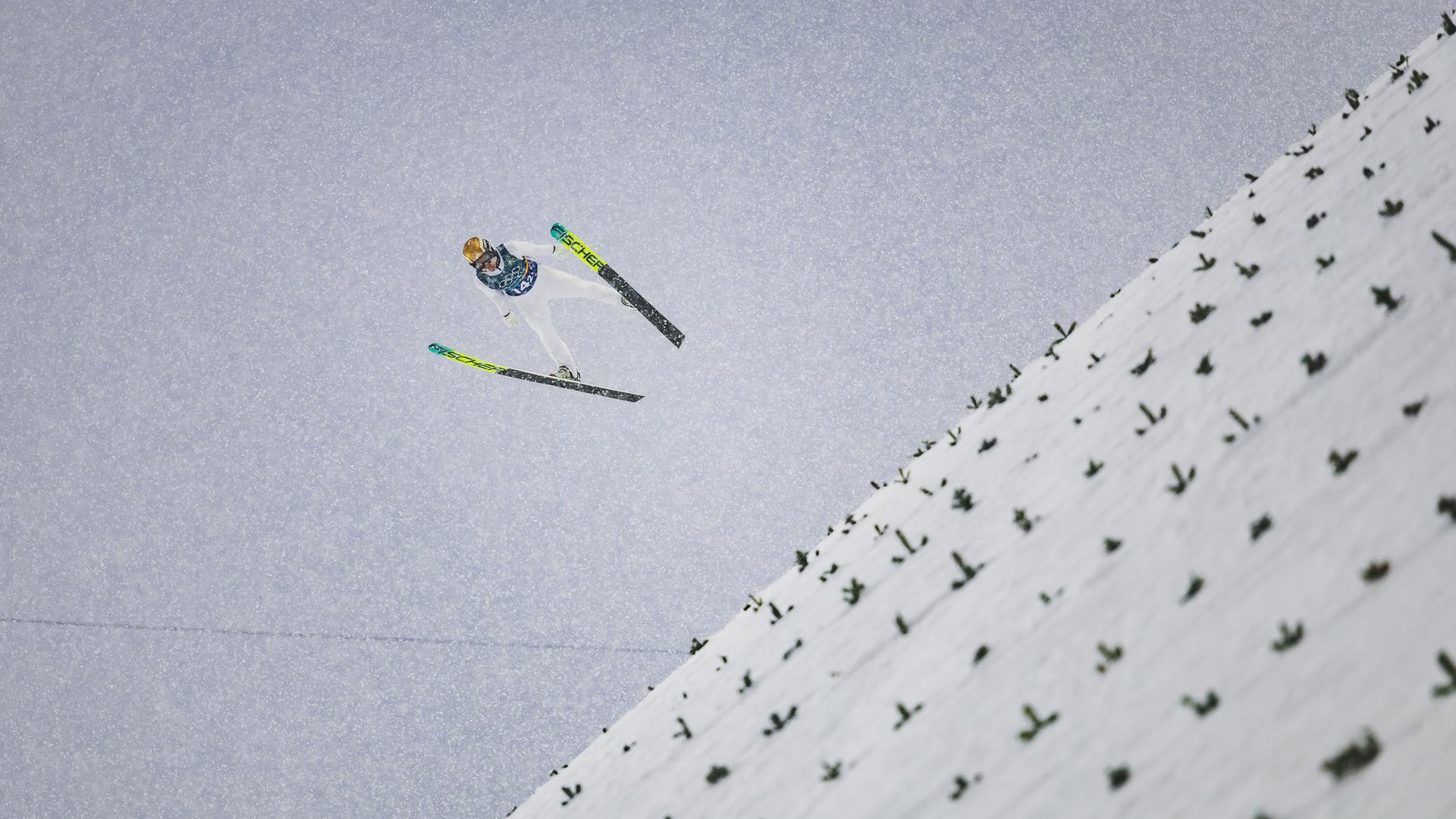 Der Österreicher Johannes Lamparter während dem Skispringen für den Nordische Kombination Team Sprint der Männer im Rahmen der Olympischen Winterspiele in Predazzo. 