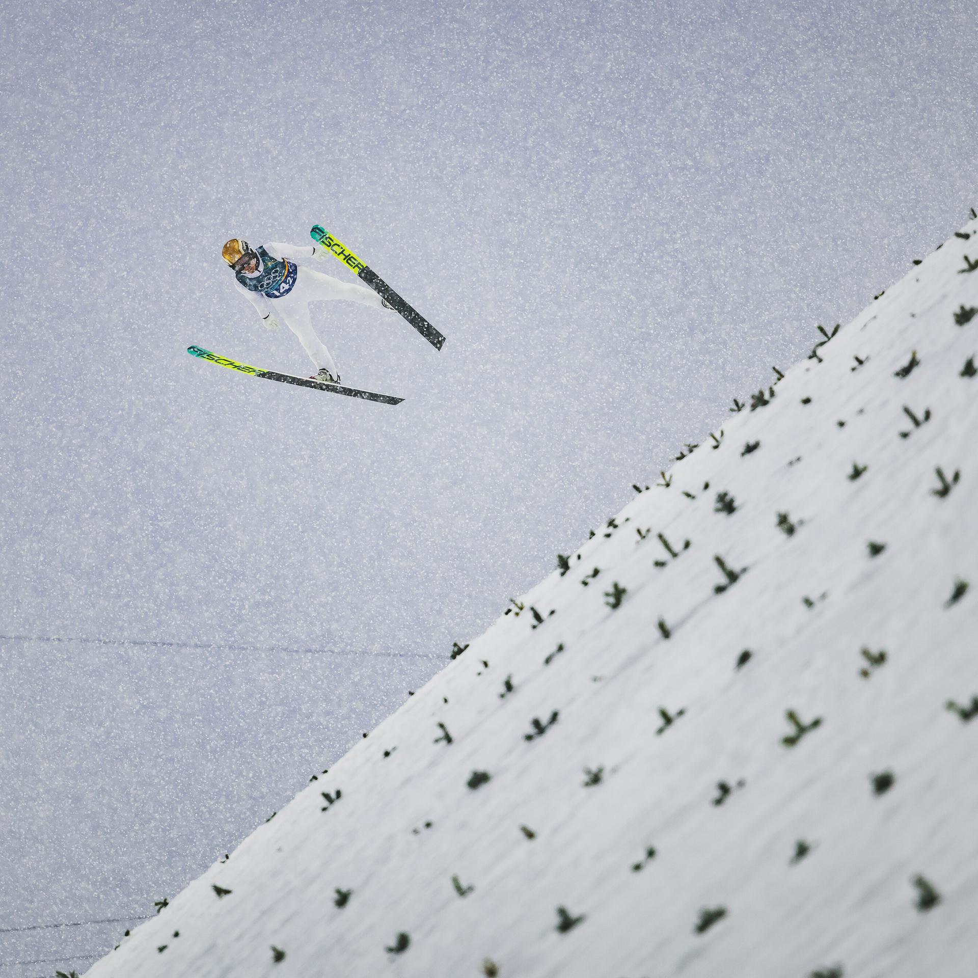 Der Österreicher Johannes Lamparter während dem Skispringen für den Nordische Kombination Team Sprint der Männer im Rahmen der Olympischen Winterspiele in Predazzo. 
