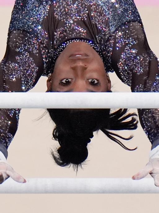 US-Turnerin Simone Biles kopfüber am Barren.