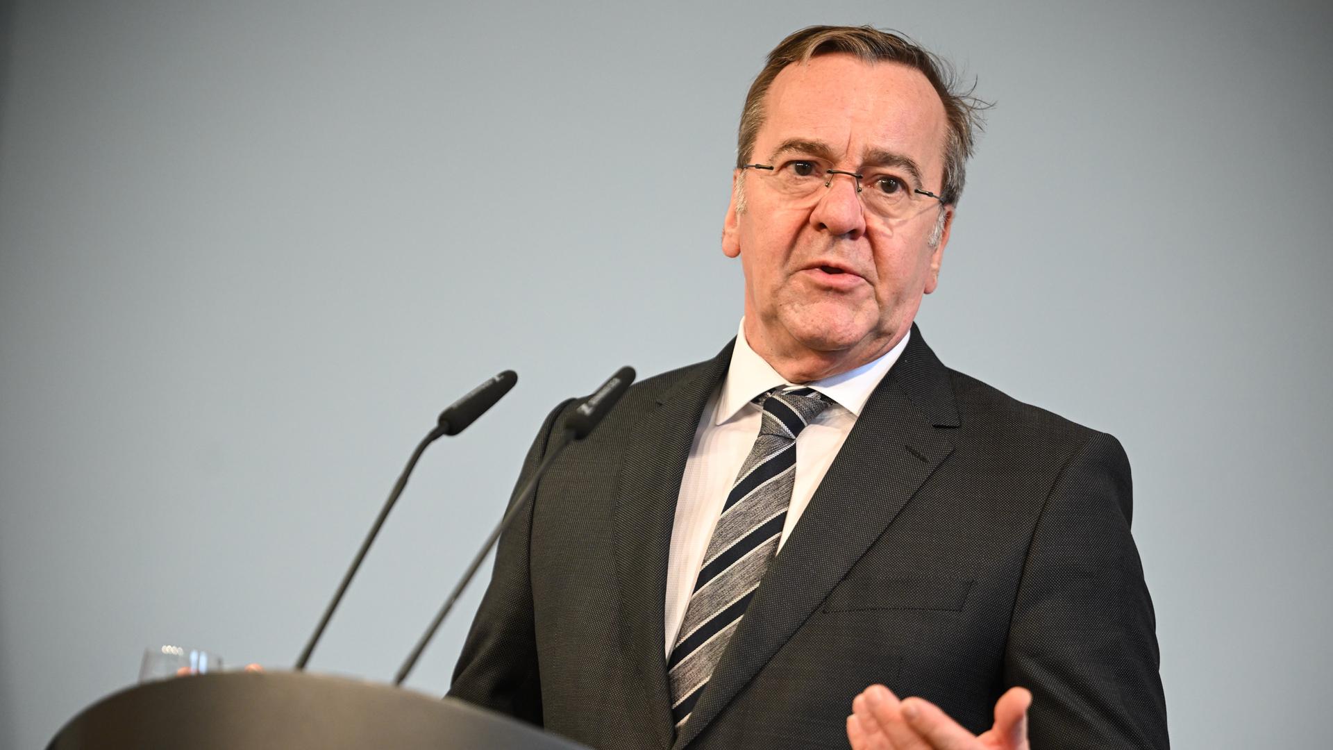 Boris Pistorius (SPD), Bundesminister der Verteidigung, spricht bei einer Pressekonferenz mit dem lettischen Verteidigungsminister. 