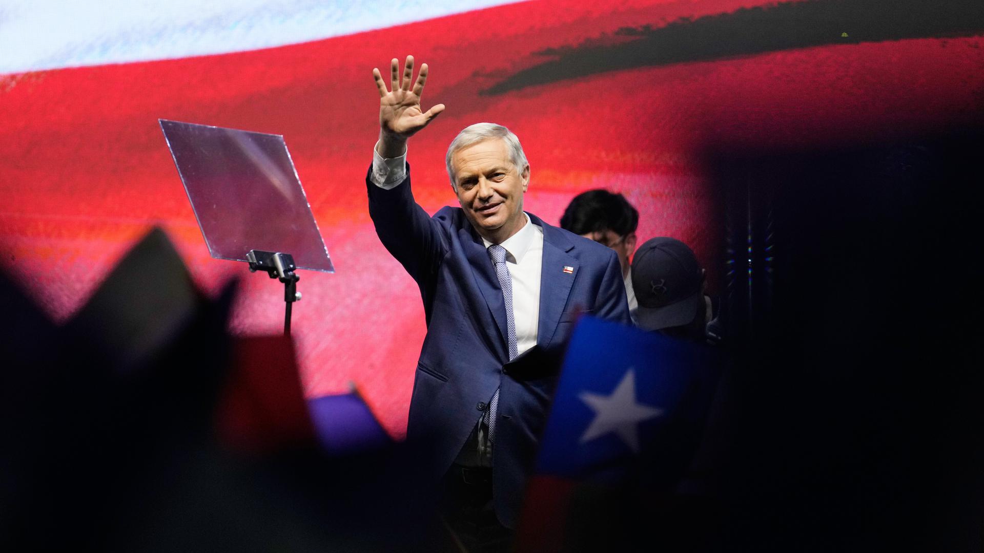 José Antonio Kast steht auf einer Bühne winkt seinen Anhängern zu