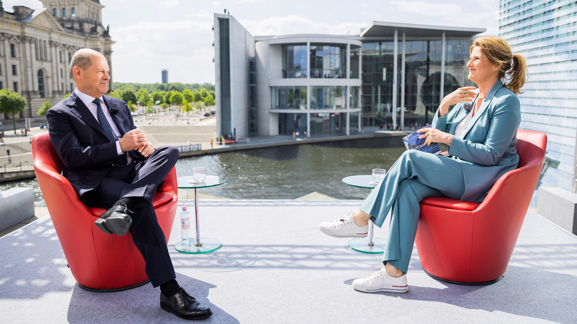 Bundeskanzler Olaf Scholz (SPD) sitzt mit Tina Hassel, Leiterin des ARD-Hauptstadtstudios, vor Beginn des ARD-Sommerinterviews uf der Terrasse des Marie-Elisabeth-Lüders-Hauses.