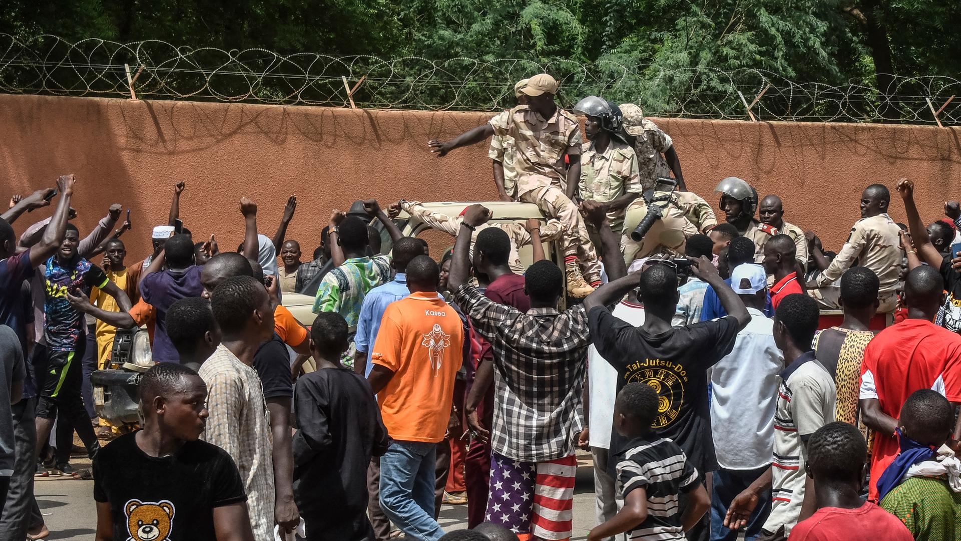 Das Foto zeigt Demonstrierende und Soldaten vor der französischen Botschaft in Niamey/Niger.