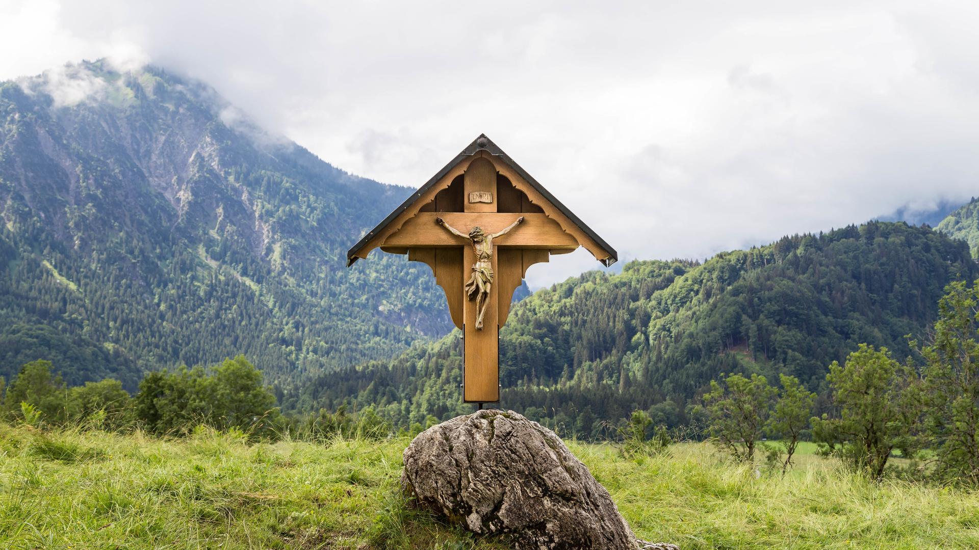 Ein Wegekreuz vor Allgäuer Bergkulisse
