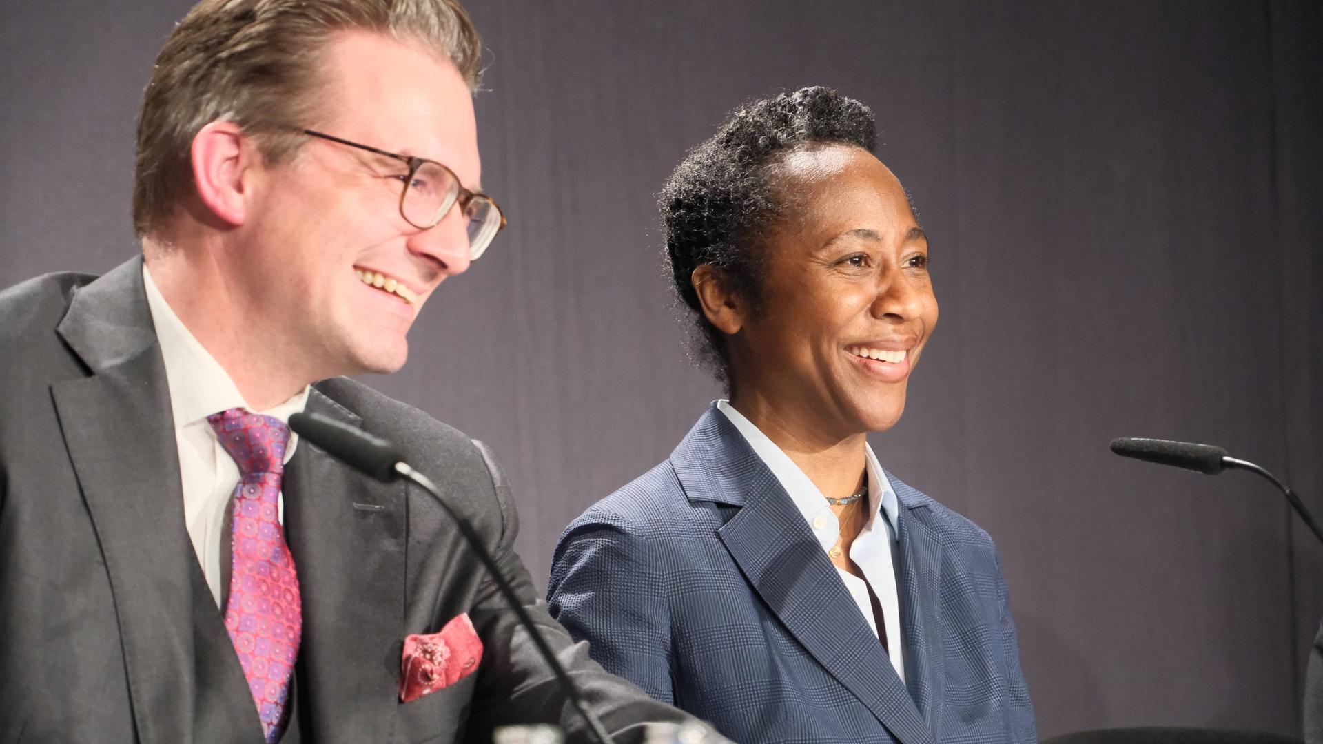 Sven Schöller und Naomi Beckwith mit guter Laune auf dem Podium einer Pressekonferenz.