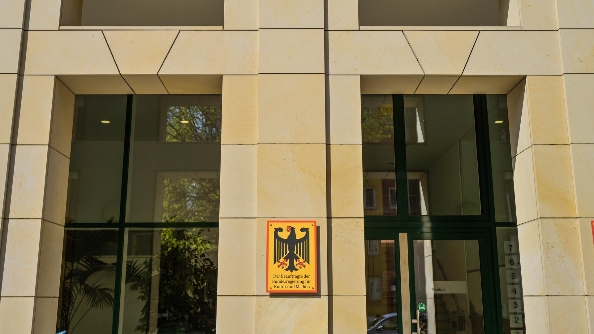 Eingang zu einem Büro des Beauftragten der Bundesregierung für Kultur und Medien in Berlin Eingang zu einem Büro des Beauftragten der Bundesregierung für Kultur und Medien in Berlin