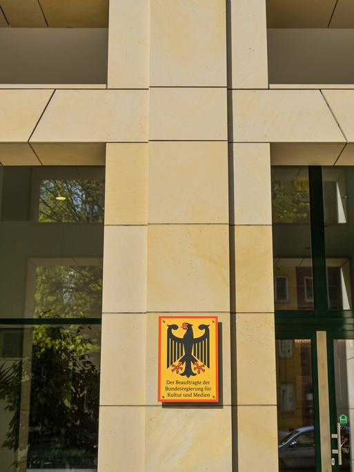 Eingang zu einem Büro des Beauftragten der Bundesregierung für Kultur und Medien in Berlin