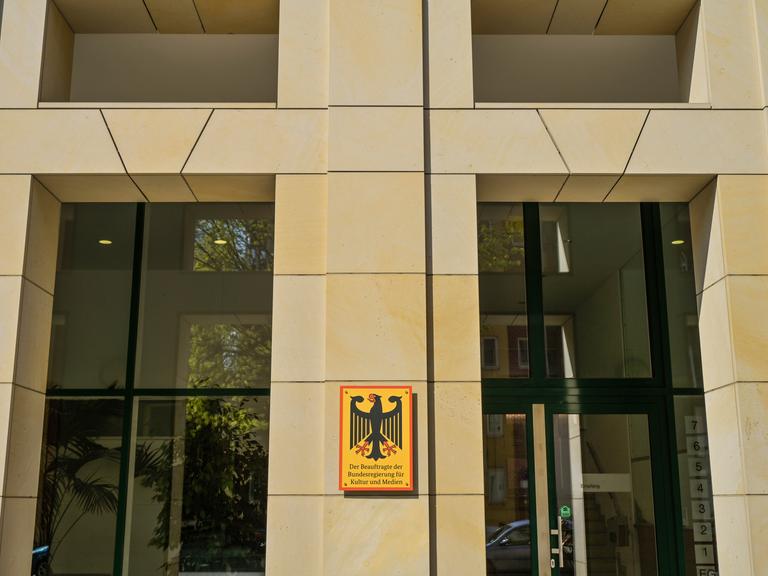 Eingang zu einem Büro des Beauftragten der Bundesregierung für Kultur und Medien in Berlin