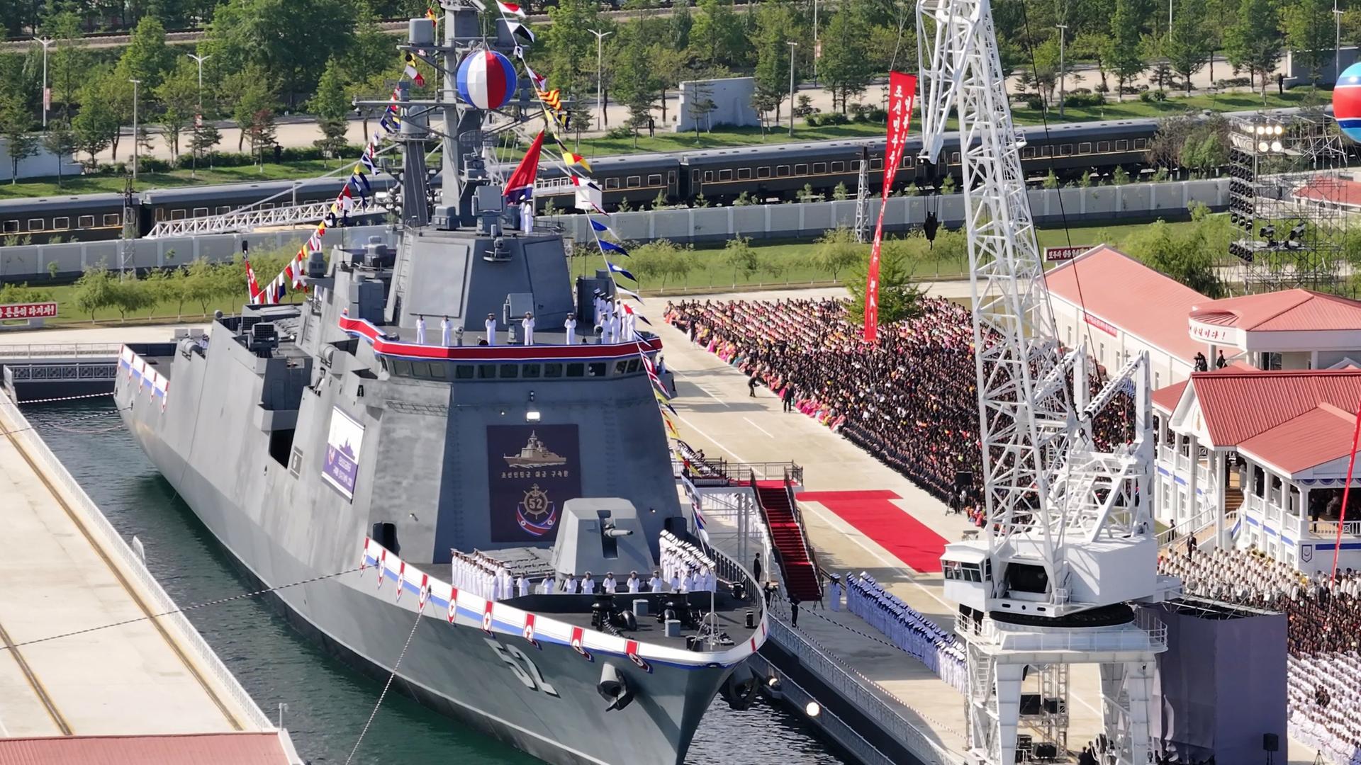 Dieses von der nordkoreanischen Regierung zur Verfügung gestellte Foto zeigt den nordkoreanischen Zerstörer namens Kang Kon während der Stapellaufzeremonie in der Rajin-Werft in Rason. 