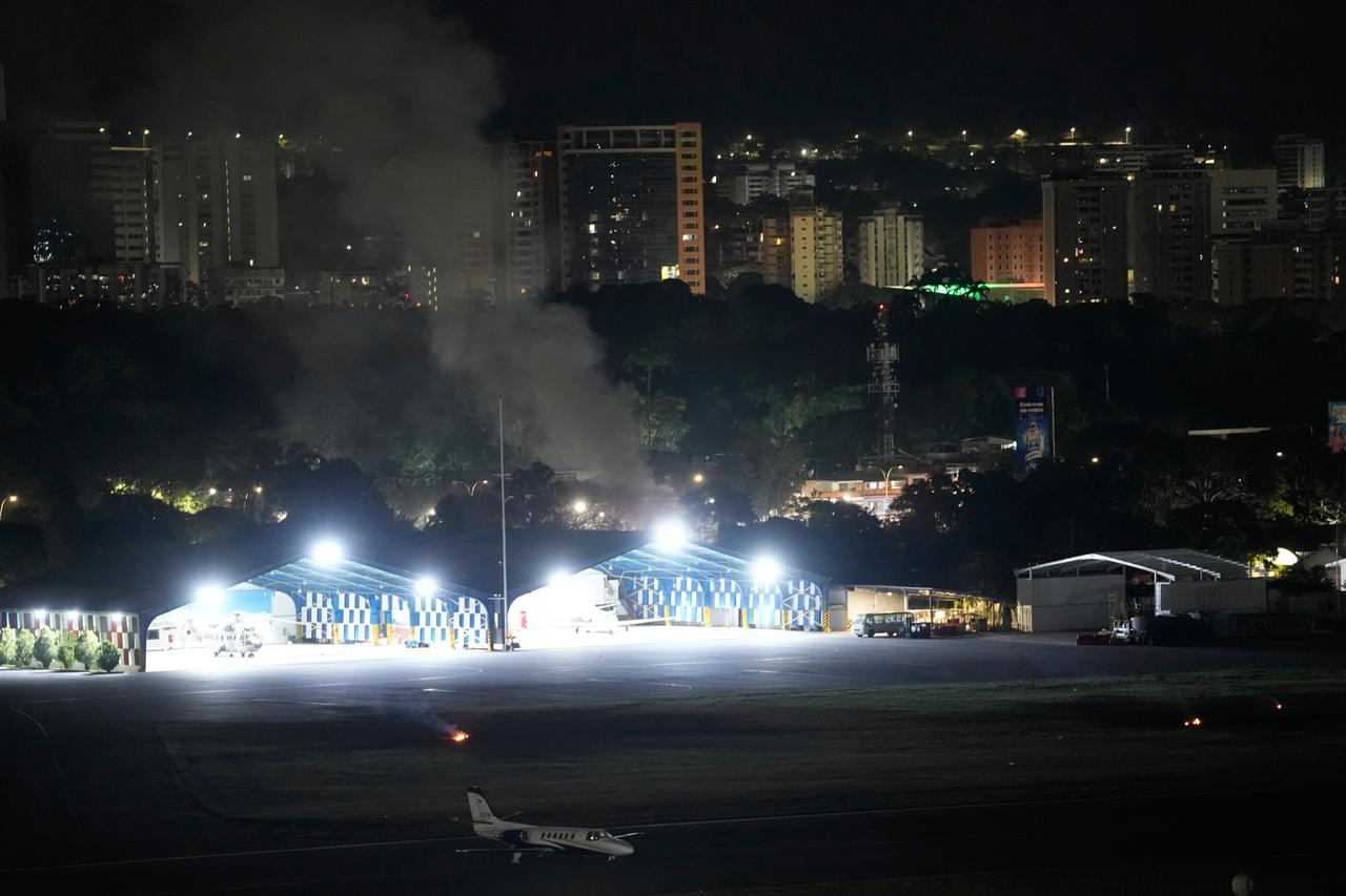 Das Foto zeigt Rauch am Flughafen La Carlota in Caracas. Das Foto zeigt Rauch am Flughafen La Carlota in Caracas.