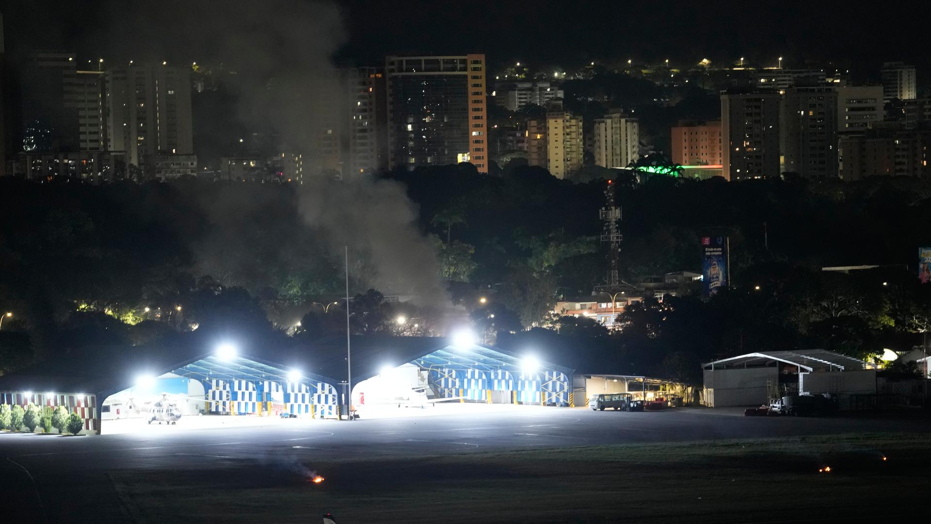 Das Foto zeigt Rauch am Flughafen La Carlota in Caracas.