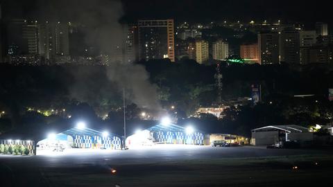 Das Foto zeigt Rauch am Flughafen La Carlota in Caracas.