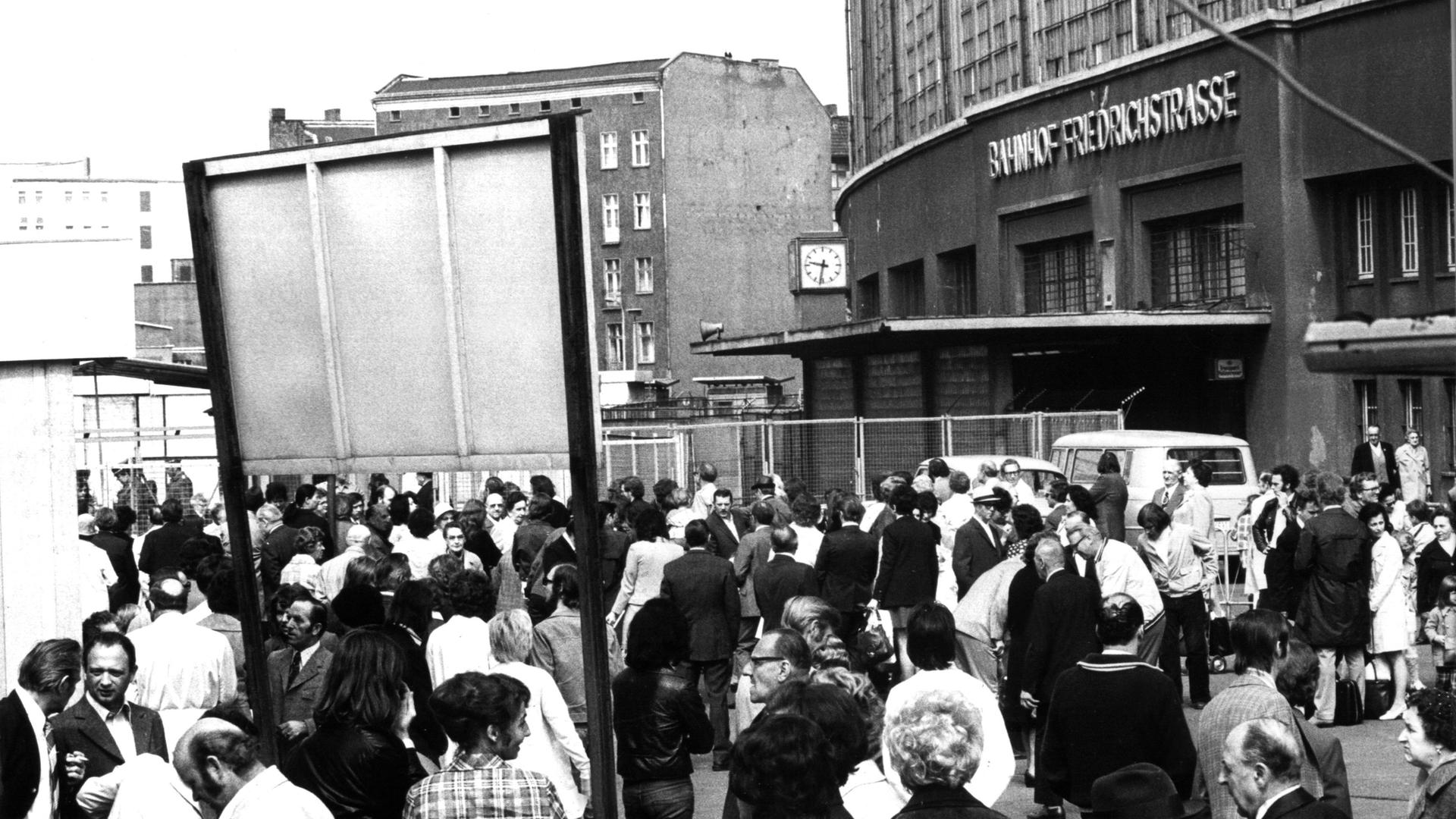 Grenzübergangsstelle im Bahnhof Berlin-Friedrichstraße im Jahr 1974