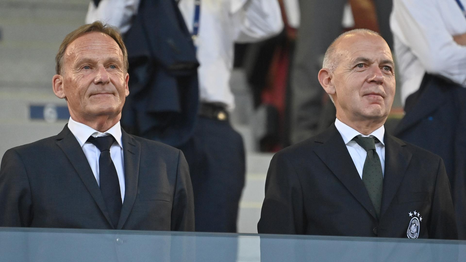 Hans Joachim Watzke und Bernd Neuendorf auf der Tribübne