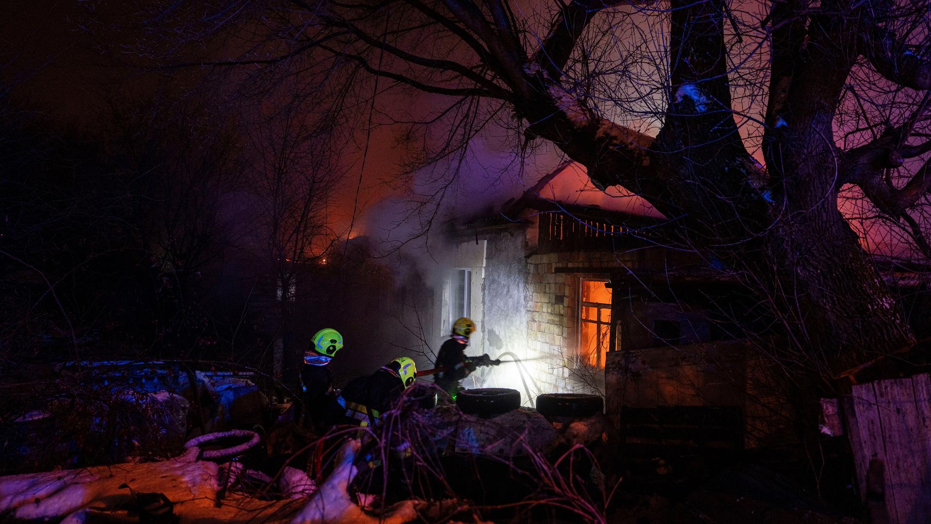 Feuerwehrmänner versuchen in der Region Kiew, einen Brand in einem Haus zu löschen, dass von einer russuschen Rakete getroffen wurde.