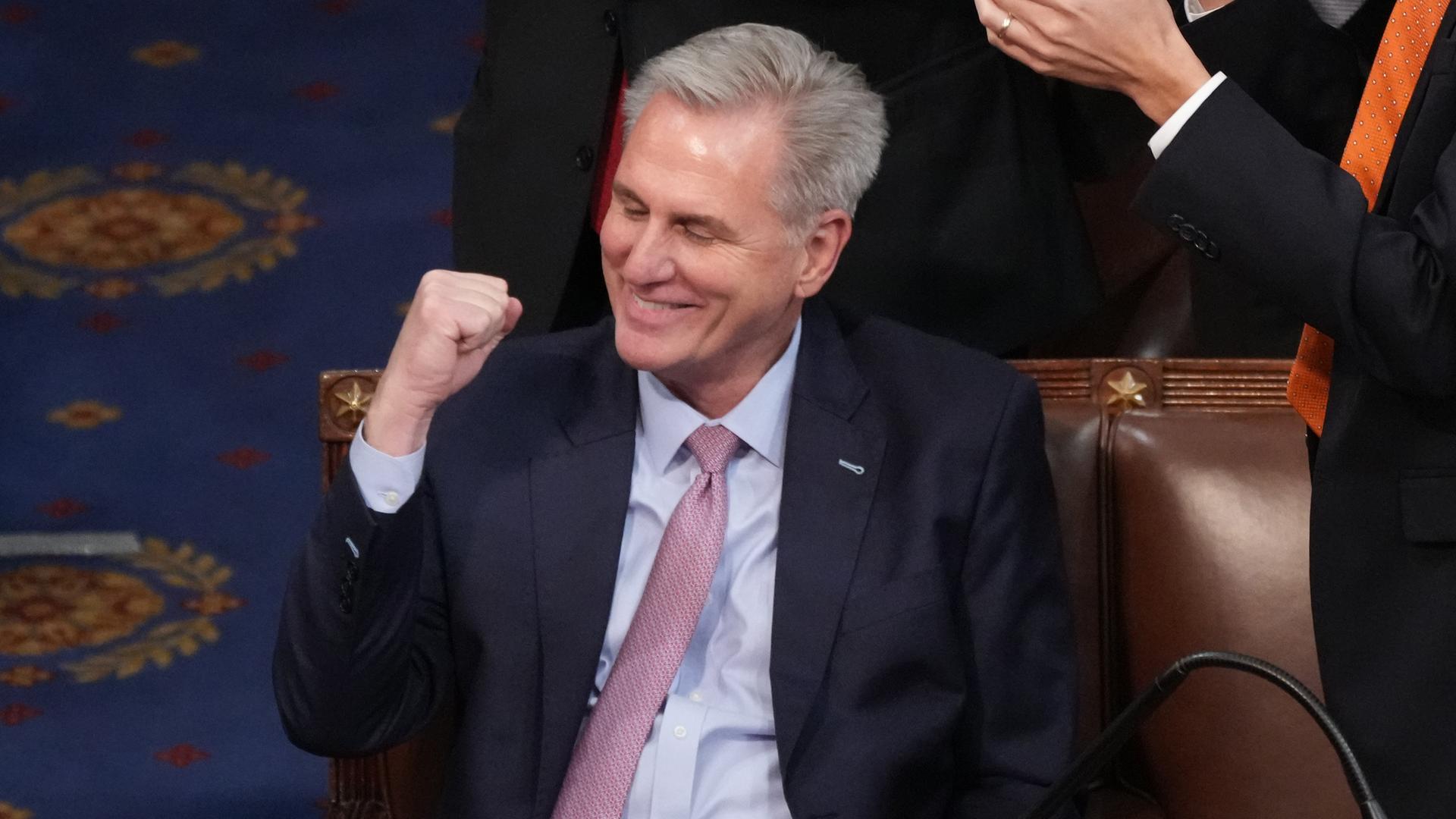 Der Republikaner Kevin McCarthy macht im US-Kapitol eine Geste der Freude