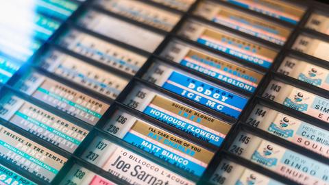 Nahaufnahme von der Musikauswahl einer Jukebox