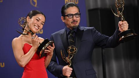 Anna Sawai mit dem Emmy für die beste weibliche Hauptrolle, Hiroyuki Sanada mit dem Emmy für die beste männliche Hauptrolle und noch einem weiteren Emmy.  Sie trägt ein rotes Kleid, er einen  dunkelblauen Anzug.