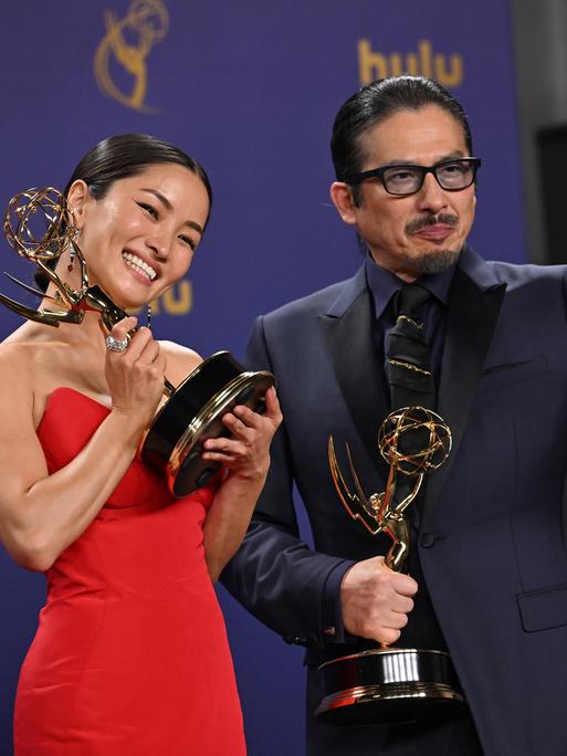 Anna Sawai mit dem Emmy für die beste weibliche Hauptrolle, Hiroyuki Sanada mit dem Emmy für die beste männliche Hauptrolle und noch einem weiteren Emmy.  Sie trägt ein rotes Kleid, er einen  dunkelblauen Anzug.