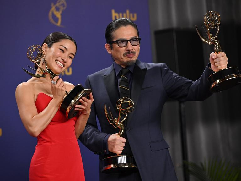 Anna Sawai mit dem Emmy für die beste weibliche Hauptrolle, Hiroyuki Sanada mit dem Emmy für die beste männliche Hauptrolle und noch einem weiteren Emmy.  Sie trägt ein rotes Kleid, er einen  dunkelblauen Anzug.