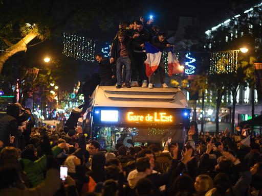 Die Stimmung auf den Pariser Champs Elysees nach dem Halbfinalsieg über Marokko war ausgelassen und größtenteils friedlich.