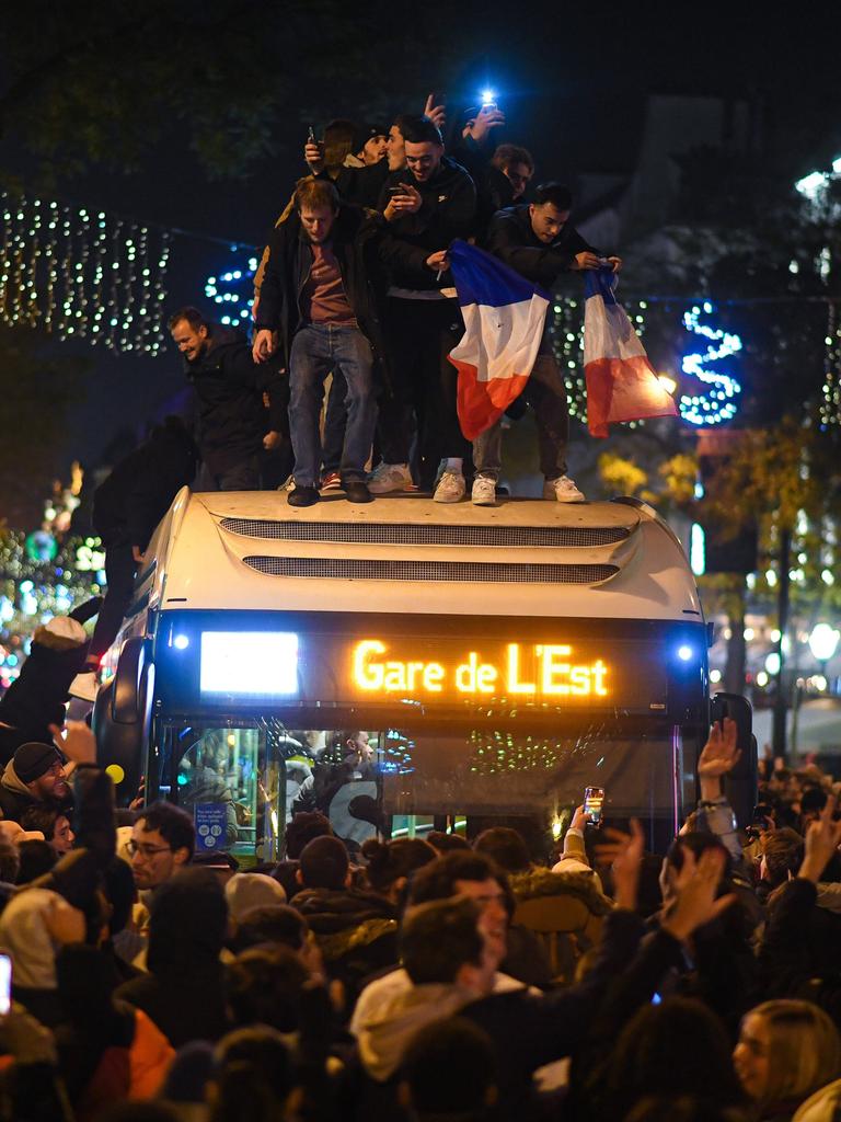 Die Stimmung auf den Pariser Champs Elysees nach dem Halbfinalsieg über Marokko war ausgelassen und größtenteils friedlich.