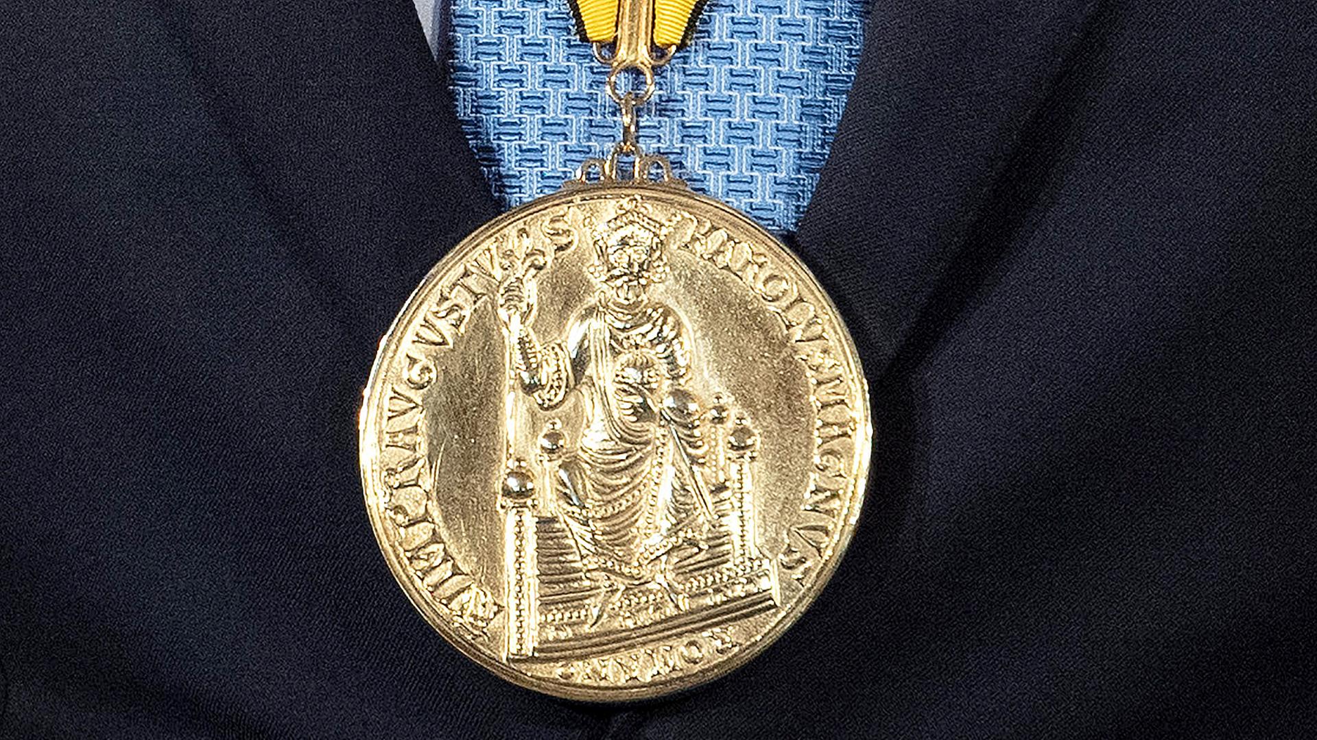 Die Medaille des Internationalen Karlspreises zu Aachen.