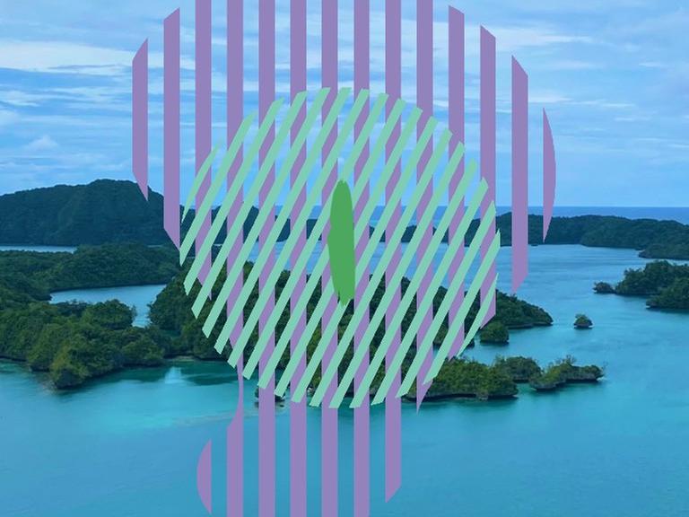 Zu sehen sind sattgrüne Inseln im blauen Meer. Darüber verschiedenfarbige Streifen und die Zahl 1. Bay of Islands an der Insel Vanua Balavu, Teil der Inselgruppe Lau in Fidschi.