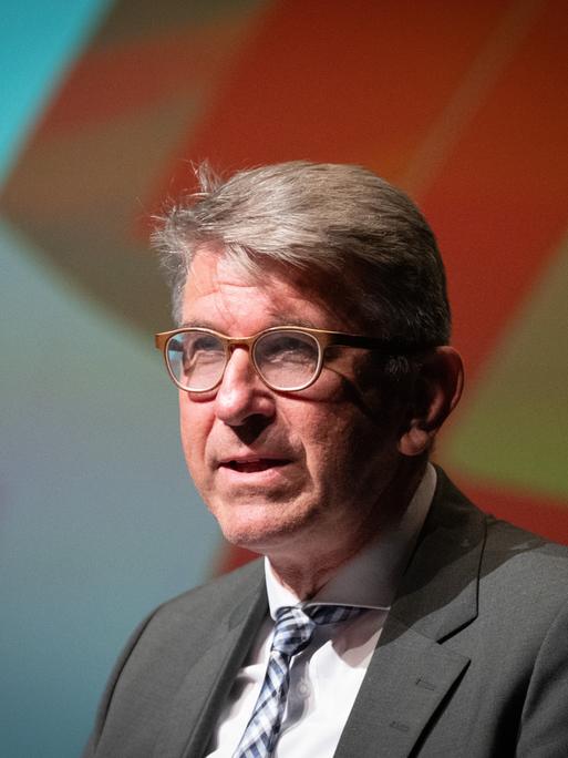 Wolfram Weimer spricht auf einer Veranstaltung.