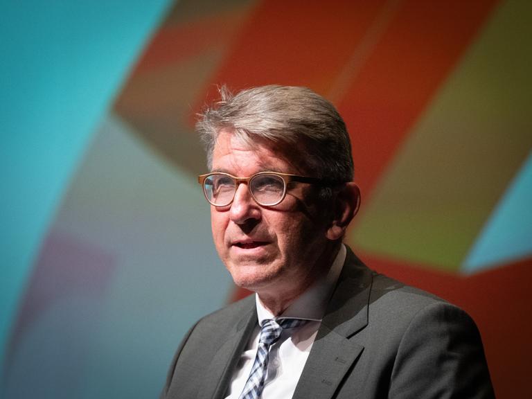 Wolfram Weimer spricht auf einer Veranstaltung.